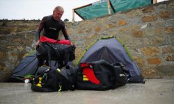 Yaşamını sığdırdığı 3 çantayla yüzerek denizleri aşıyor