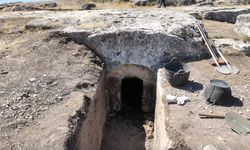 Adıyaman'daki Tharsa Antik Kenti'nde 1800 yıllık oda mezarı bulundu