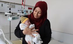 Akciğerlerine fazla kan giden bebek, riskli kalp ameliyatıyla solunum cihazından kurtuldu