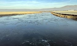 Ardahan'da Kura Nehri'nin yüzeyi buz tutmaya başladı