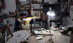 Emekli öğretmen bağlamayı hem çalıyor hem üretiyor