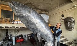 İranlı heykeltıraş 350 kilogramlık hurda demirden 'inci kefali' heykeli yaptı
