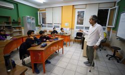 Koltuk değnekli Mustafa öğretmen özel yetenekli öğrencileri geleceğe hazırlıyor