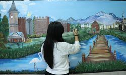 Lise öğrencileri okul koridorlarını çizdikleri resimlerle sanat sokağına çevirdi