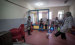 Nagehan öğretmen, kırsaldaki okulda 13 öğrencisi için kömürlüğü oyun atölyesine çevirdi