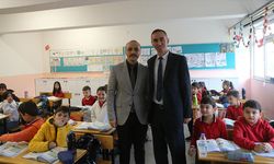 Sınıf öğretmeni meslektaşı olan eski öğrencisiyle aynı okulda görev yapıyor