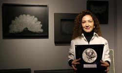 Tuval gibi kullandığı camı sabırla işleyip sanat eserine dönüştürüyor