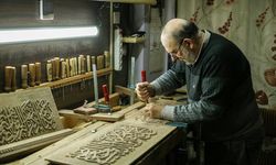 Ailesinin 100 yıldır yaptığı oymacılık bitmesin diye mesleği evinin kilerinde sürdürüyor