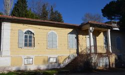 Demirci'nin halıcılık geleneği 120 yıllık okulda yaşatılacak