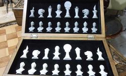 Depremde zarar gören okul sıraları, kültürel figürlü satranç takımına dönüştürüldü