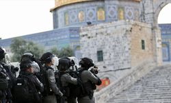 Filistin topraklarını gasbeden İsrailliler, Mescid-i Aksa'ya baskın düzenledi