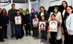 Gönüllü ressamlar, özel çocukların portrelerini karakalemle resmetti