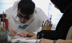 Görme engelli üniversite öğrencisi resimlerle hayatını renklendiriyor