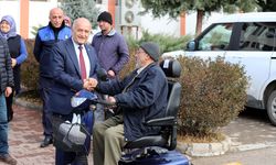 Hekimhan Belediyesi'nden engelli vatandaşlara akülü tekerlekli sandalye hediyesi