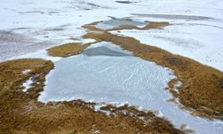 Kars'taki tescilli Lavaş Gölü'nün yüzeyi dondu