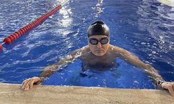 Kas zayıflığı rahatsızlığı bulunan Yılmaz Timuçin yüzerek zinde kalıyor