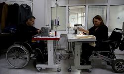 Kooperatif kuran bedensel engelliler ürettikleri tekstil ürünlerini Türkiye'nin farklı illerine gönderiyor