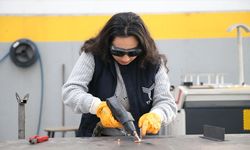 Makine mühendisliği öğrencisi İkra Özdemir babasının kaynakçı atölyesini devralmaya hazırlanıyor