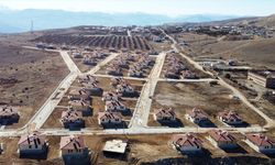 Malatya Valisi Yavuz, deprem konutlarına yerleşen aileleri ziyaret etti