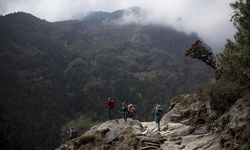 Nepal, Everest'te çöp birikmesini önlemek amacıyla kullanılan uygulamayı kaldırma kararı aldı