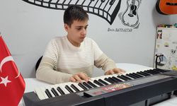 Otizmli Tarık Arda dünyasını müzikle renklendiriyor