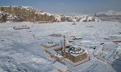 Van'ın tarihi yapıları karla kaplandı