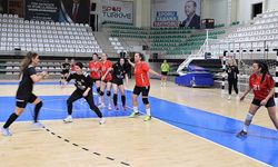 Veteran kadın hentbolcular, hemcinslerine örnek olmak için sahada ter döküyor