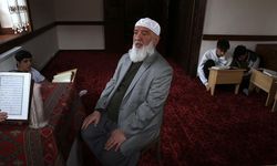 Yıllarca hafız yetiştiren 75 yaşındaki Osman hoca gençlerle yan yana ezber tazeliyor