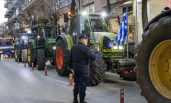 Yunan çiftçiler Larisa'da milletvekili bürolarının önünde protesto düzenledi