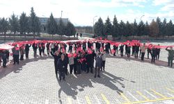 Dilek Mahallesi'nde Bayrak Korteji Yürüyüşü Yoğun İlgi Gördü