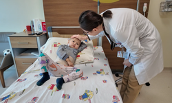 3 Yaşındaki Kırgız Çocuk Türkiye'de Yapılan Nakille Hayata Tutundu