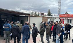 Malatya'da APP Plaka Denetimi: Sürücüler Standart Plaka İçin Kuyruğa Girdi