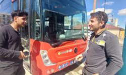 Otobüste Türkü Sürprizi: 21 Yaşındaki Genç Yolculara Moral Oldu