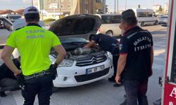 Araca Giren Kedi, İtfaiyenin Çaldığı Kedi Sesiyle Kurtarıldı