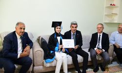 Engelleri Azmiyle Aştı, Mezuniyet Belgesini İl Müdürünün Elinden Aldı