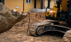 İşçileri Korkutan Yılan Kepçe Yardımıyla Çıkarıldı