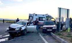 Kuzey Çevreyolu'nda İki Otomobil Çarpıştı: 2 Yaralı