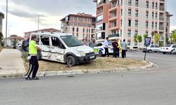 Minibüs ile Hafif Ticari Araç Çarpıştı: 2 Yaralı