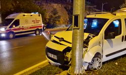 Hafif Ticari Araç Aydınlatma Direğine Çarptı: 2 Yaralı