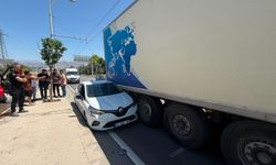 Otomobil Tıra Arkadan Çarptı; Kaza Ucuz Atlatıldı