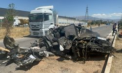 Tıra Arkadan Çarpan Otomobil Hurdaya Döndü: Sürücü Ağır Yaralı