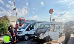 Yakınca'da Minibüs ile Kamyonet Çarpıştı: 6 Kişi Yaralandı