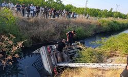 Yem Yüklü Kamyon Sulama Kanalına Devrildi: Sürücü Hayatını Kaybetti
