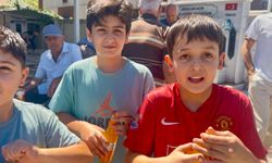 Cuma Namazına Gelen Çocuklara Kayısı Kolası Sürprizi