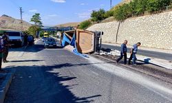 Facia Ucuz Atlatıldı; Kontrolden Çıkan Kum Yüklü Kamyon Devrildi