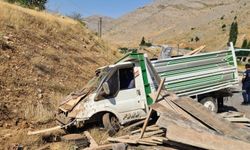 Kontrolden Çıkan Kamyonet Toprak Alana Çarptı: 2 Yaralı