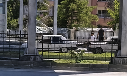 Malatya'da Şaşırtan Manzara: Aracı Ayaklarıyla İtti
