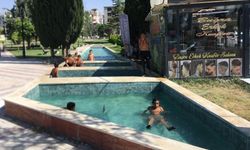 Sıcaktan Bunalan Çocukların Serinlik Adresi Süs Havuzu Oldu
