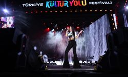 Simge Malatya'da Sevilen Şarkılarıyla Sahne Aldı