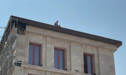 Valilik Karşısında Çatıya Çıkarak Hakkını İstedi
